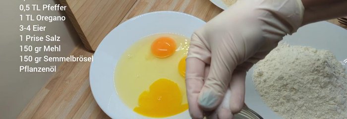 Eier mit einer Prise Salz verquirlen. (102.72)
