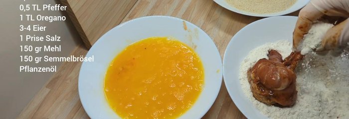 Hähnchenkeulen zuerst im Ei, dann im Mehl und anschließend in Semmelbröseln panieren. (108.24)