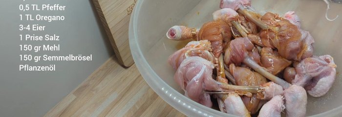 Hähnchenkeulen mit Salz, Sojasauce, edelsüßem Paprika, Knoblauchpulver, Chili-Pulver, schwarzem Pfeffer und Oregano marinieren. Mindestens eine Stunde im Kühlschrank ziehen lassen. (58.44)