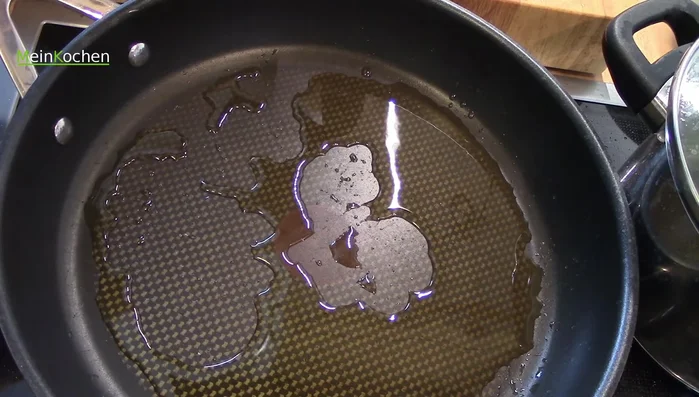 Die Hirschkeule in der Pfanne leicht anbraten, um Röstaromen zu entwickeln.