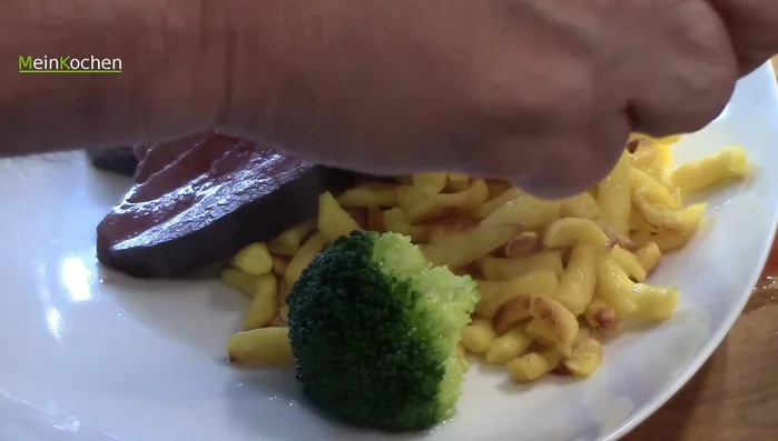 Die Hirschkeule in Scheiben schneiden, mit der Sauce anrichten und mit Petersilie garnieren.