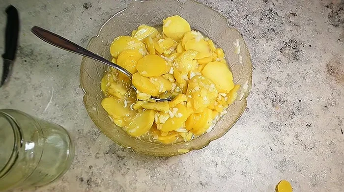 Die Erdäpfel untermischen und zum Schluss das Öl hinzufügen. Den Salat bis zum Servieren ziehen lassen.