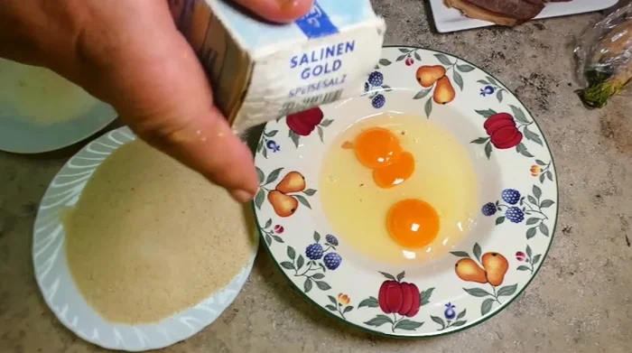 Das Rindfleisch (z.B. Schulterscherzel, bereits gekocht) in mundgerechte Stücke schneiden. Mit Salz und Pfeffer würzen.