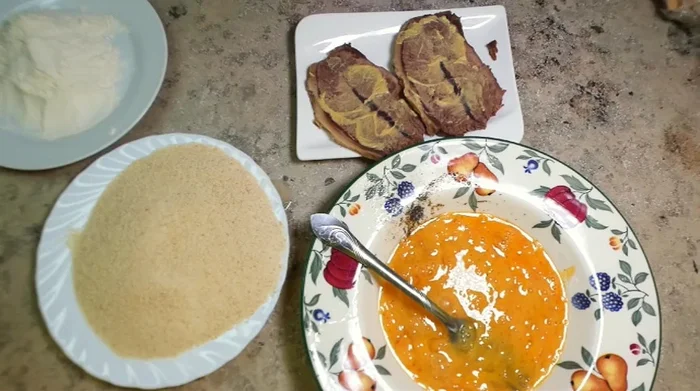 Öl in einer Pfanne erhitzen und das panierte Rindfleisch von beiden Seiten goldbraun braten. Da das Fleisch bereits vorgekocht ist, muss es nur noch knusprig werden.