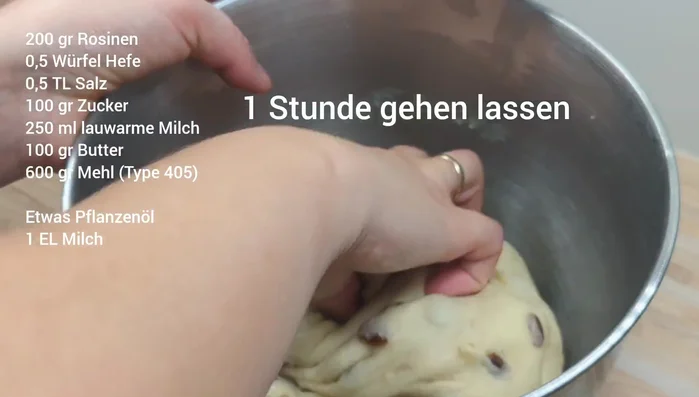 Teig mit Pflanzenöl auf der Hand und Arbeitsfläche bearbeiten. Für ca. eine Stunde an einem warmen Ort zugedeckt (mit Frischhaltefolie) gehen lassen.