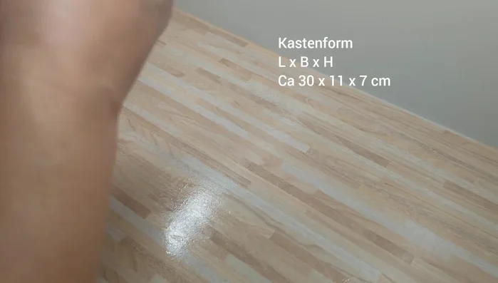 Teig auf die gewünschte Länge ziehen und in die Backform geben (Naht nach unten).