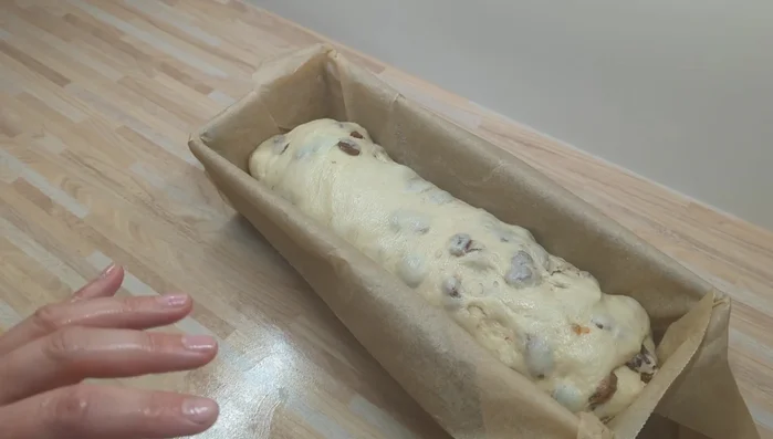 Den Teig weitere 30-40 Minuten zugedeckt gehen lassen.