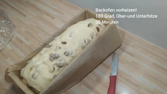 Oberfläche mit Milch bestreichen. Ein paar Schlitze in den Teig schneiden.