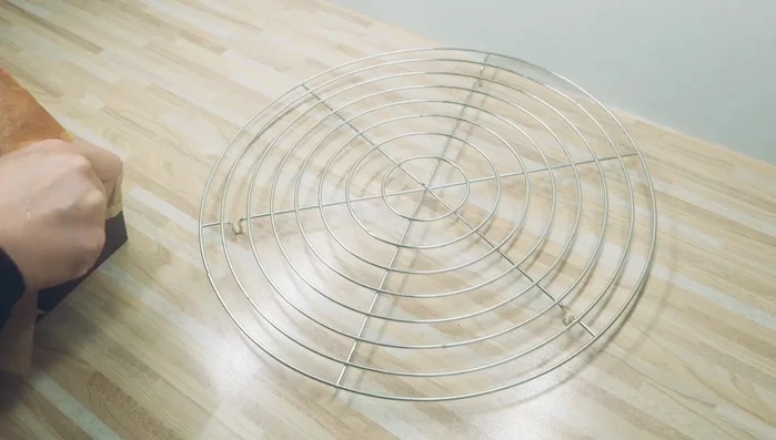 Nach dem Backen auf einem Gitterrost auskühlen lassen.