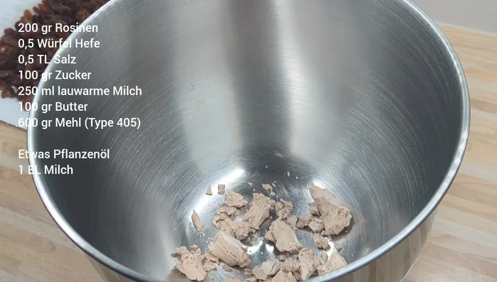 Hefewürfel zerbröseln, Salz, Zucker und lauwarme Milch hinzufügen und verrühren.