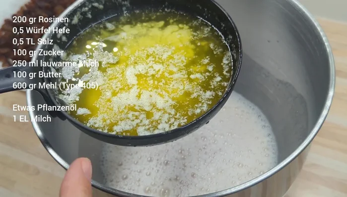 Erwärmte Butter hinzufügen und vermischen.