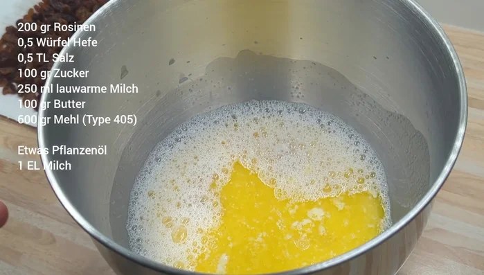 Den größten Teil des Mehls hinzufügen und dann löffelweise unterrühren.