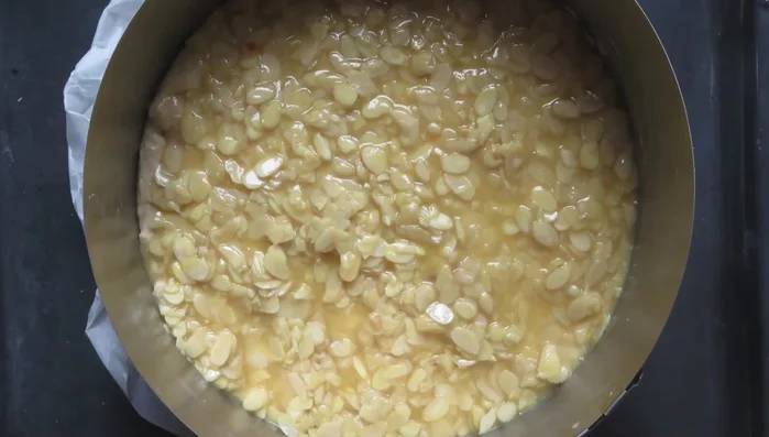 Den Kuchen mit Alufolie abgedeckt bei 175°C (350°F) 24 Minuten backen. Nach 12 Minuten die Alufolie entfernen.