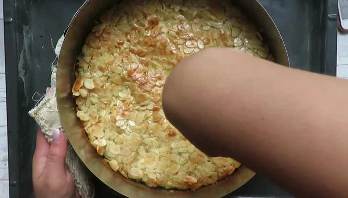 Den fertig gebackenen Kuchen ca. 5 Minuten im Ring abkühlen lassen, dann den Ring entfernen und den Kuchen vollständig abkühlen lassen.