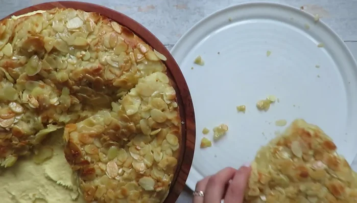 Den Kuchen in Stücke schneiden und servieren.