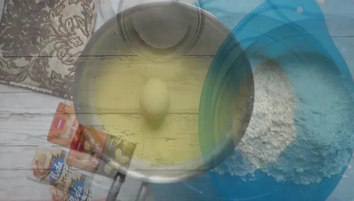 Butter und Milch erwärmen, bis die Butter geschmolzen ist. Abkühlen lassen.