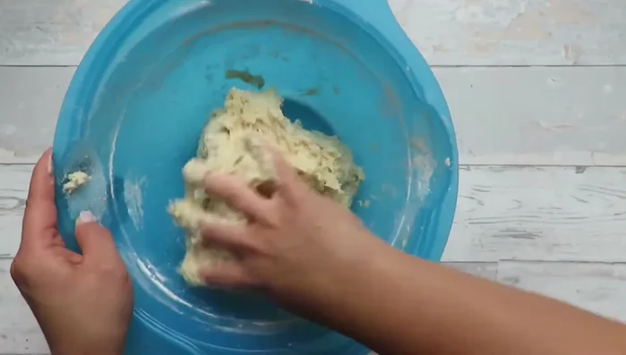 Den Teig abgedeckt an einem warmen Ort ca. 1 Stunde gehen lassen, bis er sich verdoppelt hat.