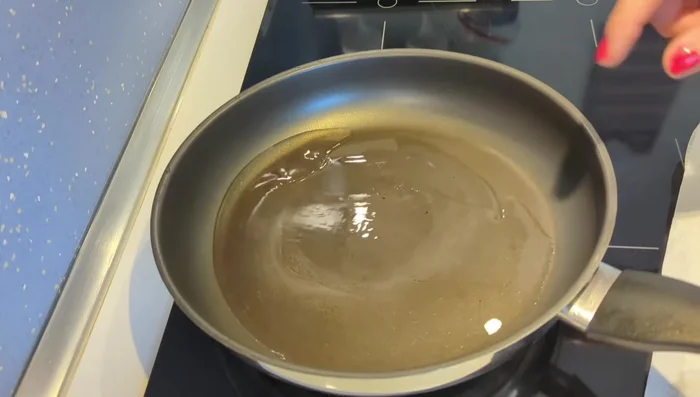 Hähnchenkeulen von allen Seiten in Pflanzenöl ca. 12 Minuten anbraten.