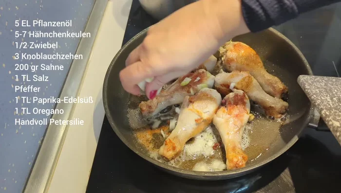 Halbe Zwiebel und Knoblauch klein schneiden und mitbraten, bis sie Farbe bekommen.