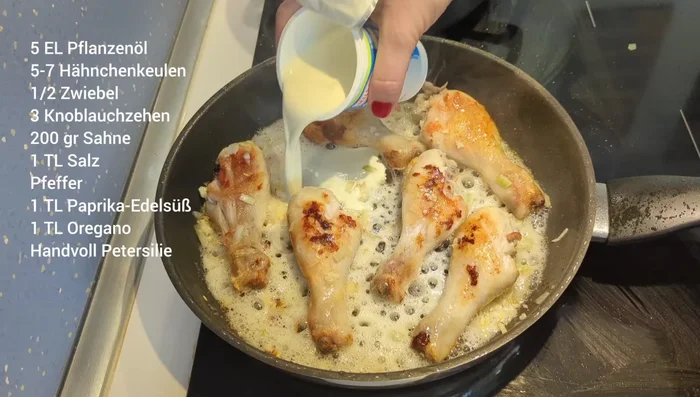 Sahne hinzufügen, salzen, pfeffern, Paprika edelsüß und Oregano unterrühren.