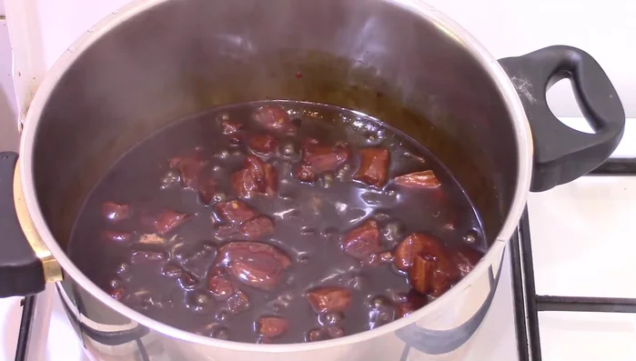 Rippchen aus der Sauce nehmen und in eine Auflaufform geben.