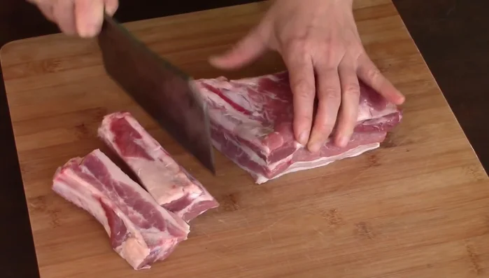 Schweinerippchen in Stücke schneiden.