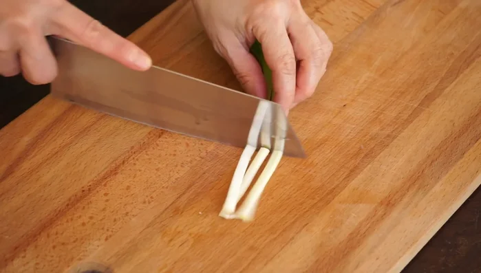 Frühlingszwiebeln fein hacken.