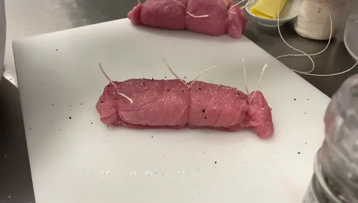 Rouladen mit Salz, Pfeffer und Paprika edelsüß würzen.