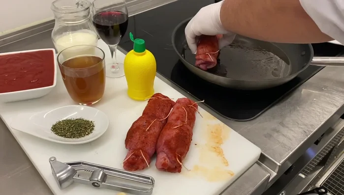 Öl in der Pfanne erhitzen und die Rouladen von allen Seiten anbraten.