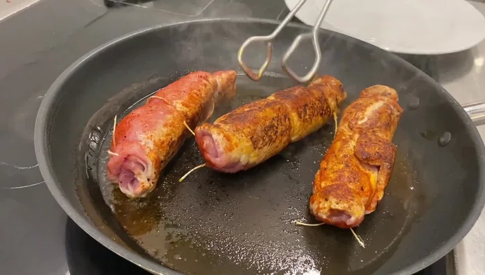 Rouladen aus der Pfanne nehmen.