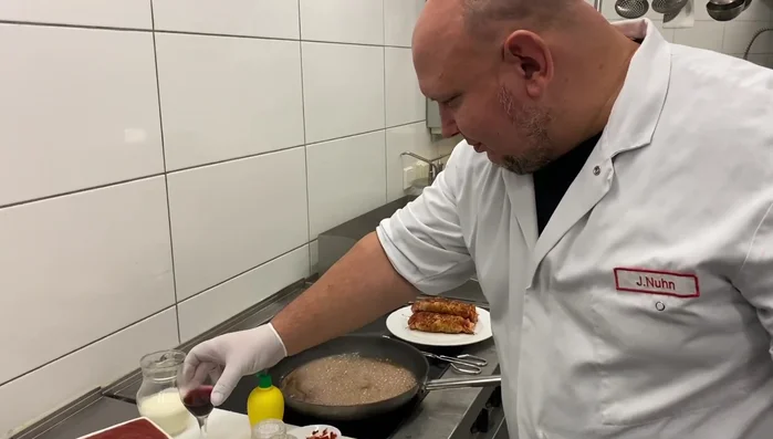 Tomaten waschen und klein schneiden (oder durch die Presse geben).