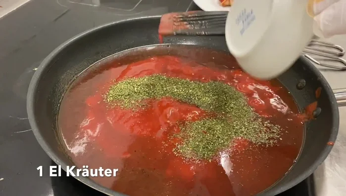 Gemischte Kräuter, Paprika edelsüß und Zitronensaft zu den Tomaten geben.