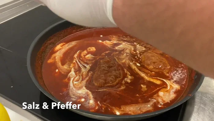 Rouladen in die Tomatensoße geben und ca. 45 Minuten schmoren.