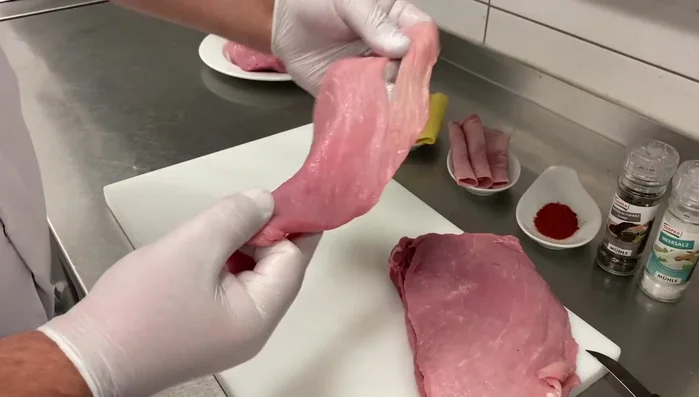 Schweineschnitzel auf 5mm dünn schneiden.