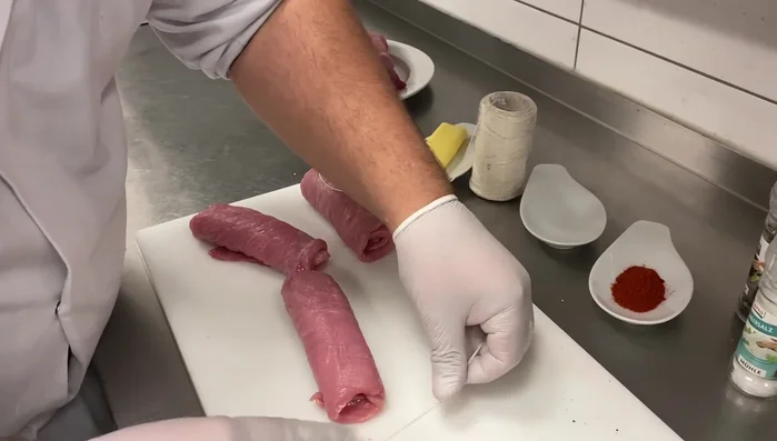 Rouladen fest aufrollen und mit Zahnstochern oder Holzspießen fixieren.