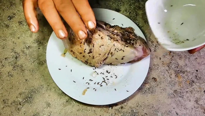 Schweineschulter mit Salz, Pfeffer und Knoblauch würzen und in die Bratensoße geben.