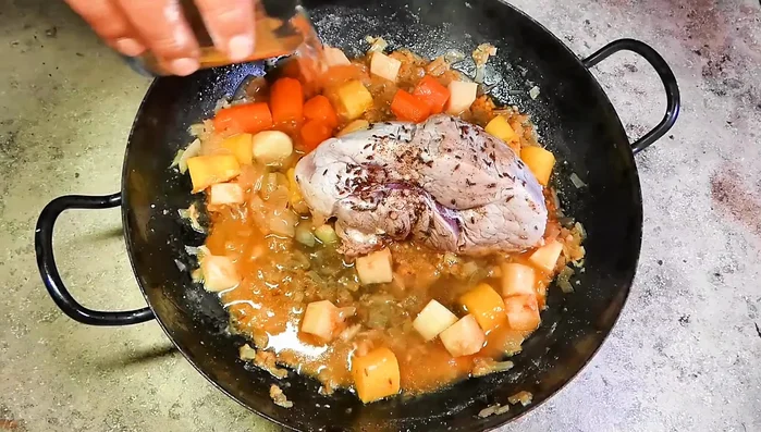 Gemüse zum Fleisch in den Backofen (180°C Umluft) geben.