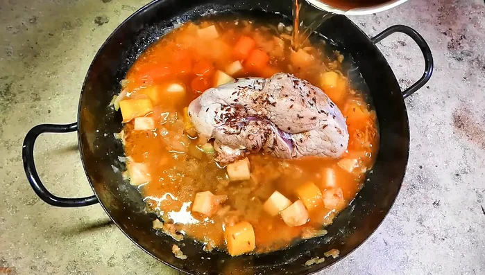 Schweineschulter ca. 2 Stunden schmoren, dabei regelmäßig wenden und mit Bratensaft übergießen.