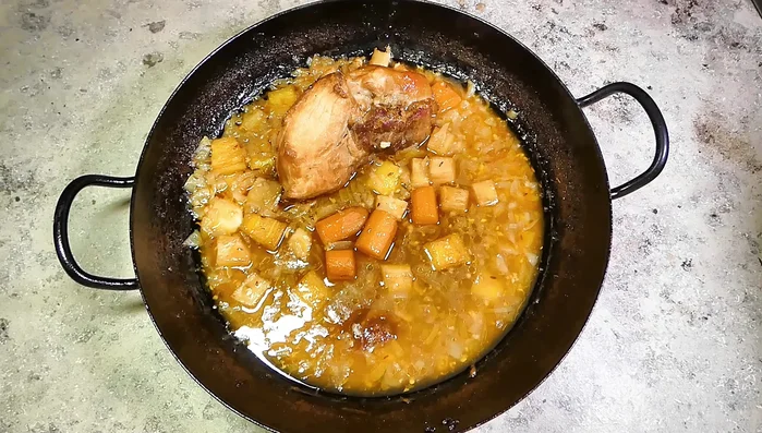 Bratensaft passieren.