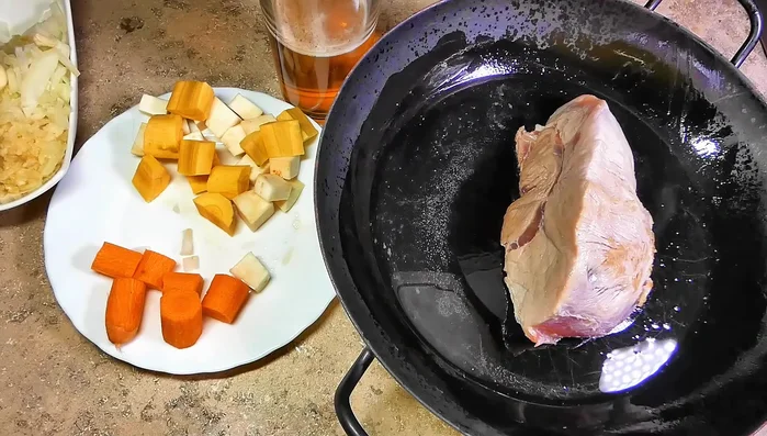 Schweineschulter von allen Seiten anbraten.