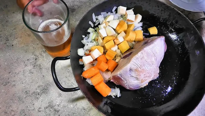 Mit Biersuppe oder Gemüsefond ablöschen.