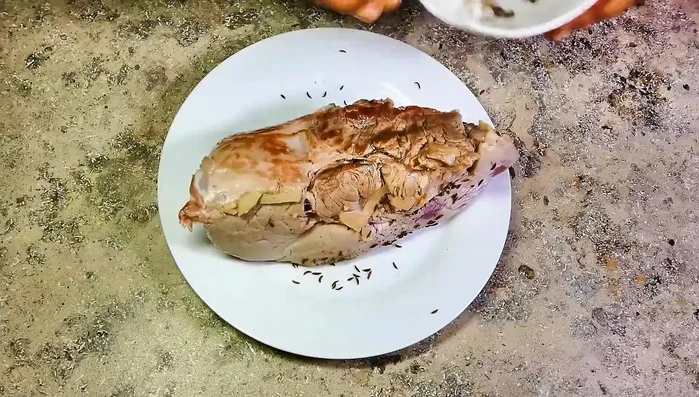 Bratensaft reduzieren, bis er fast vollständig verdampft ist.