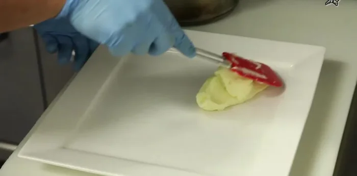 Blutwurst, Kartoffelpüree, Jakobsmuscheln und Apfelsauce auf Tellern anrichten. Mit Schnittlauch garnieren.