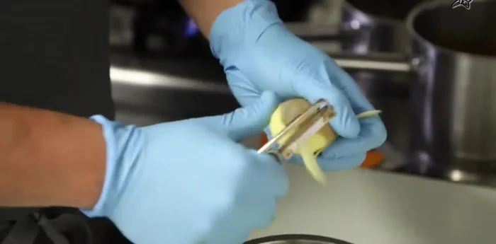 Kartoffeln schälen, klein schneiden und mit Wasser kochen.