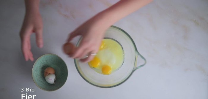 Zucker, Salz und Vanille in einer Rührschüssel vermengen.