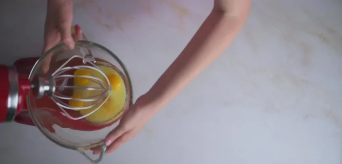 Eier hinzufügen und schaumig schlagen (ca. 10 Minuten).