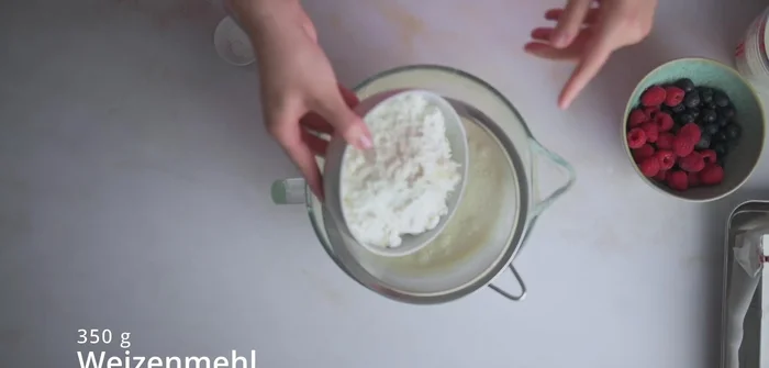 Mehl und Backpulver unterrühren.
