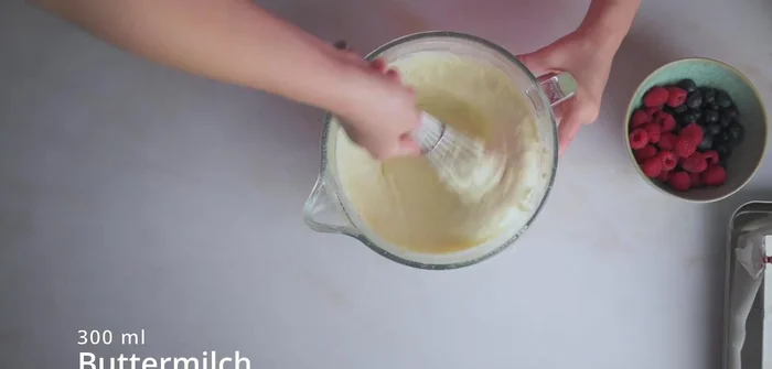 Buttermilch hinzufügen und nur kurz unterheben, bis keine Klumpen mehr vorhanden sind.