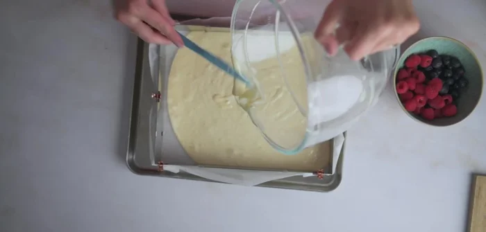 Teig auf ein Backblech (mit Backrahmen optional) geben.