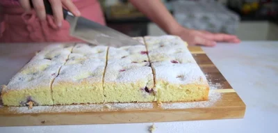Saftiger Buttermilchkuchen mit Obst - Rezept vom Blech
